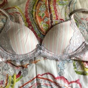 Victoria’s Secret bra size 32B